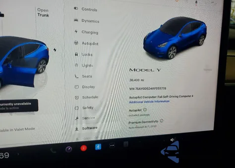 2024 Tesla Model Y z USA, uszkodzony, nr VIN 7SAYGDED4RF055778